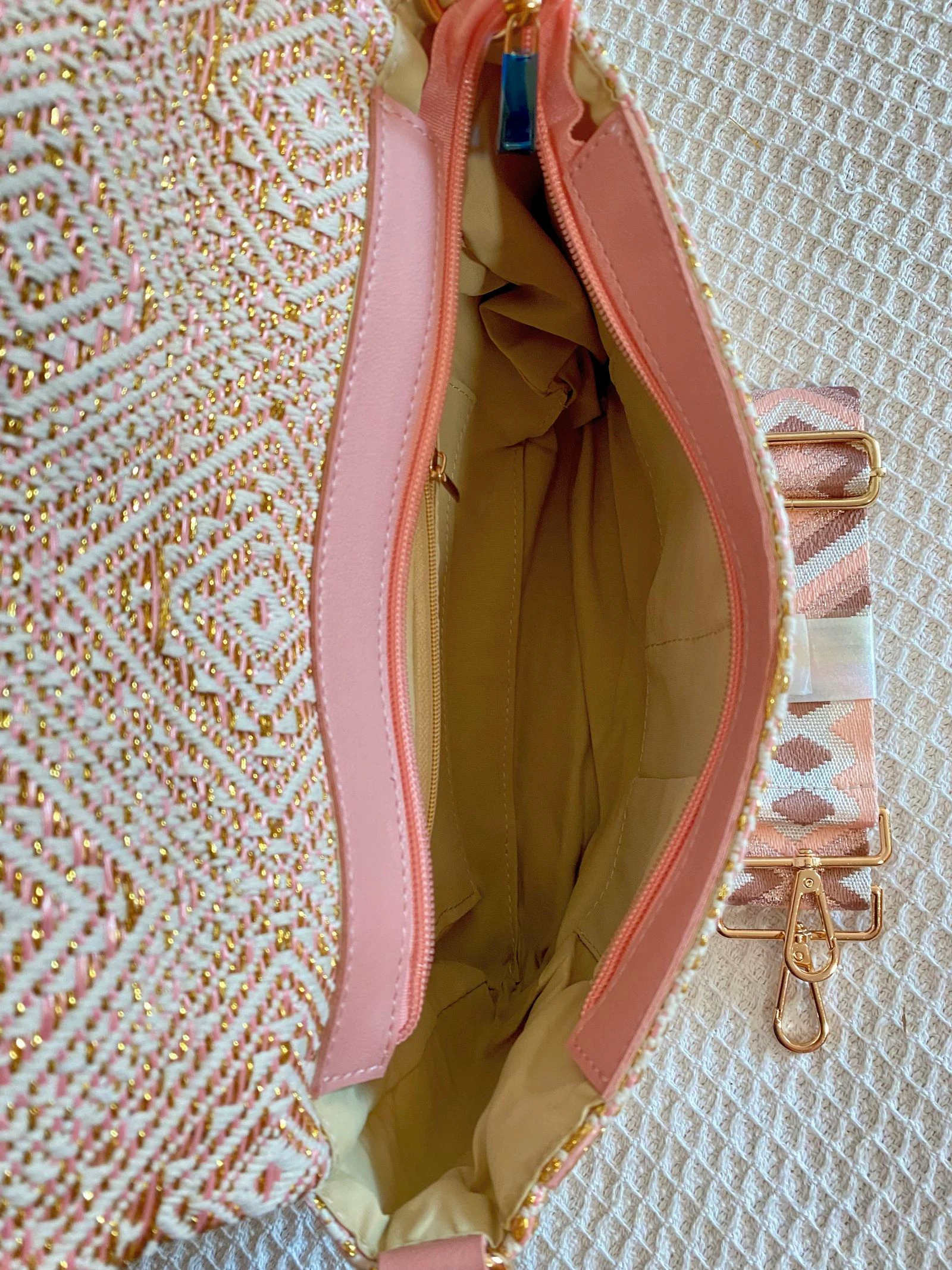 Bolso bandolera jacquard crema rosa y dorado con correa étnica  – photo 7